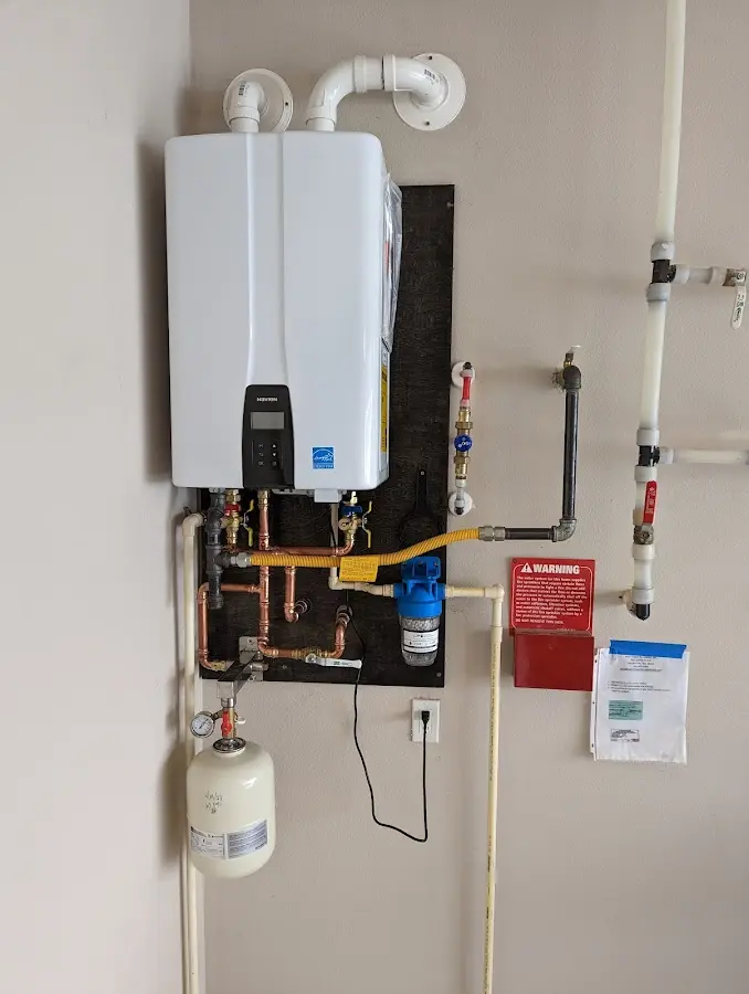 Professional plumber installing copper piping in a Glen Rose home